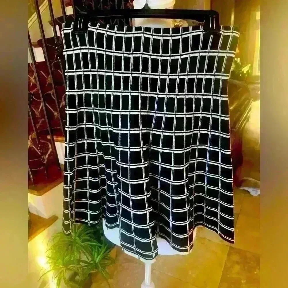 Cynthia Rowley Skirt. Large. Good condition. Black and white elastic waist - Picture 3 of 11